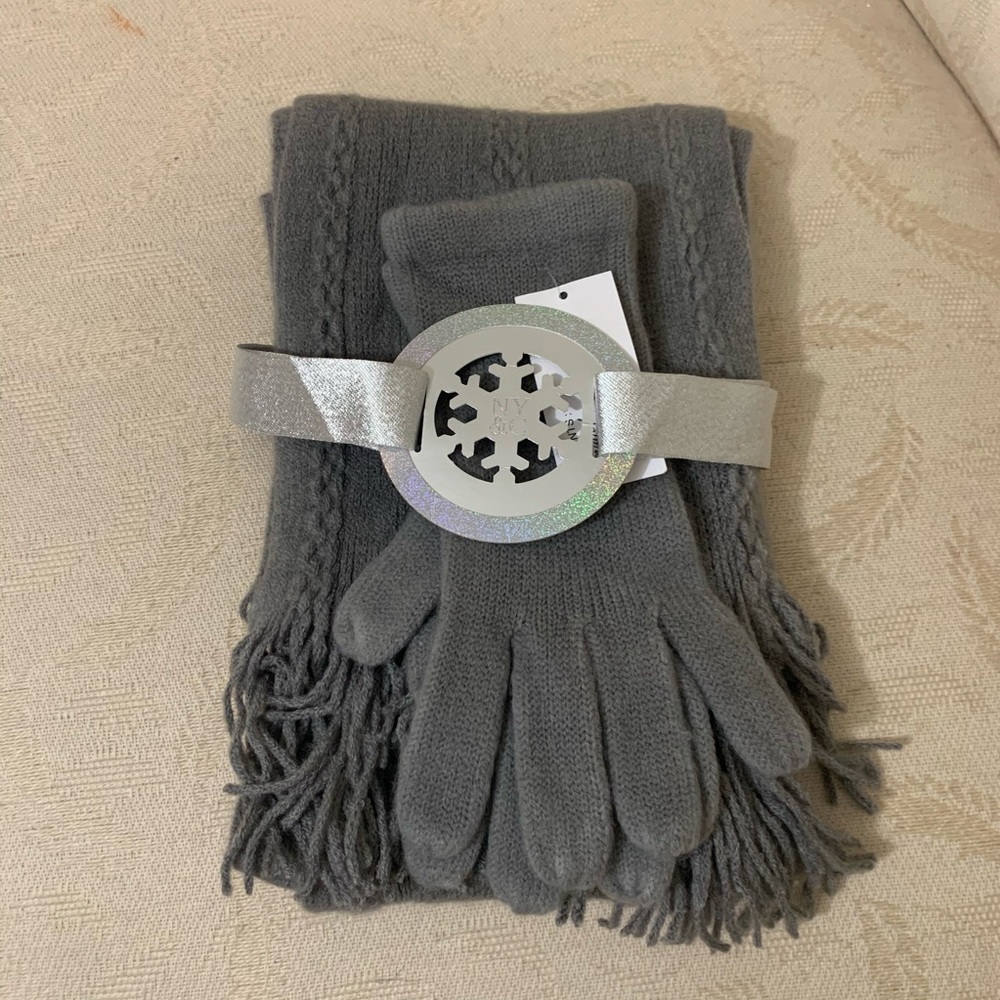 Glove and scarf set